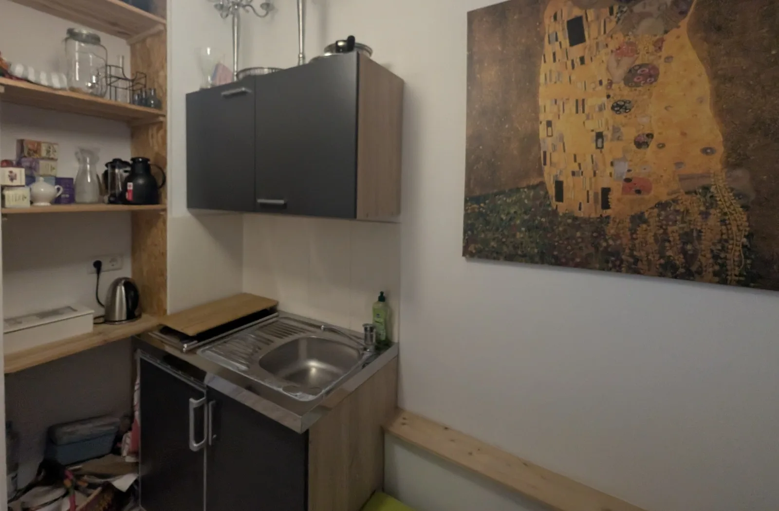 Küche und Pausenbereich der Matilde mit Wasserkocher, Geschirr und Kühlschrank
