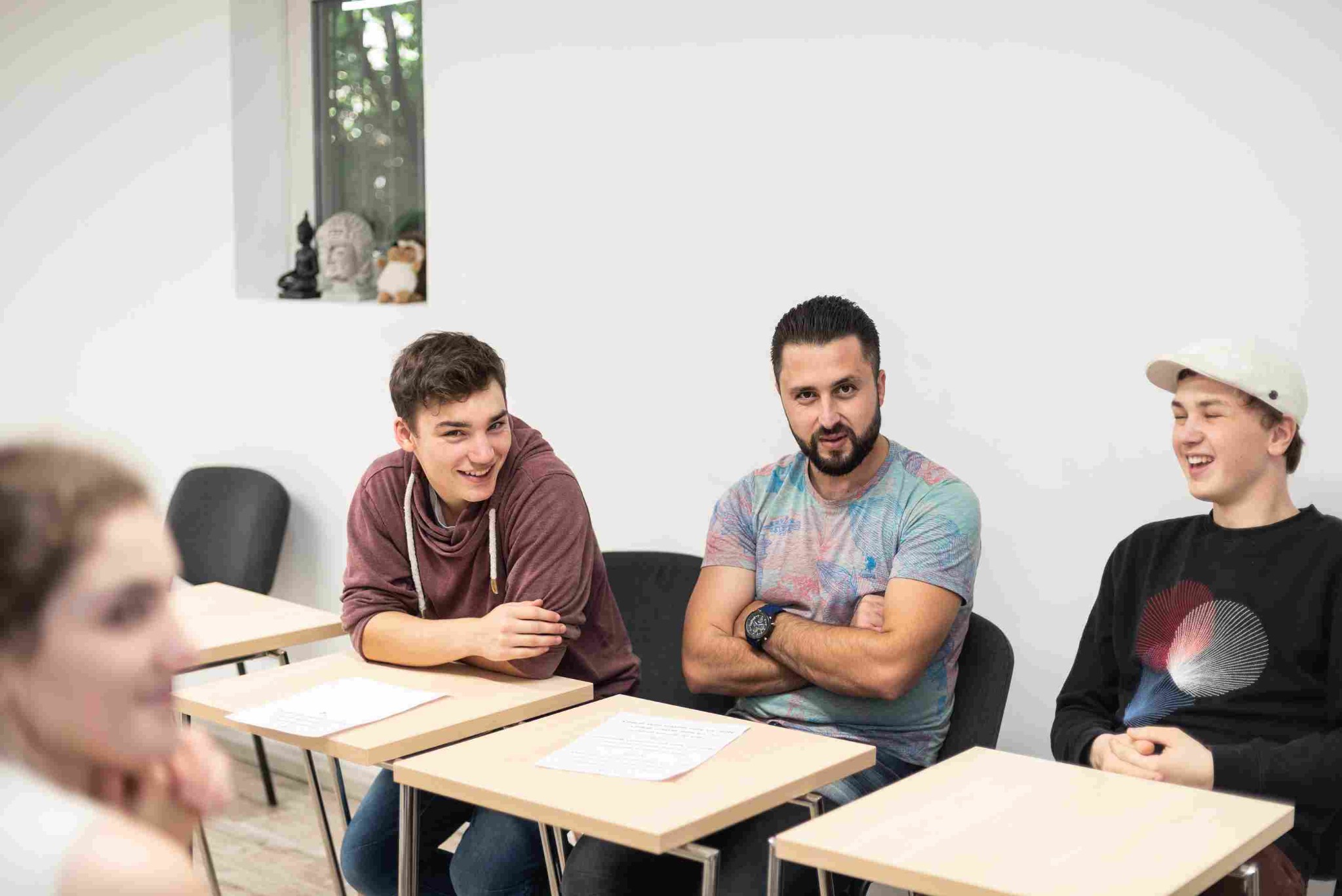 Workshop-Situation in der Matilde mit Teilnehmenden an kleinen Tischen